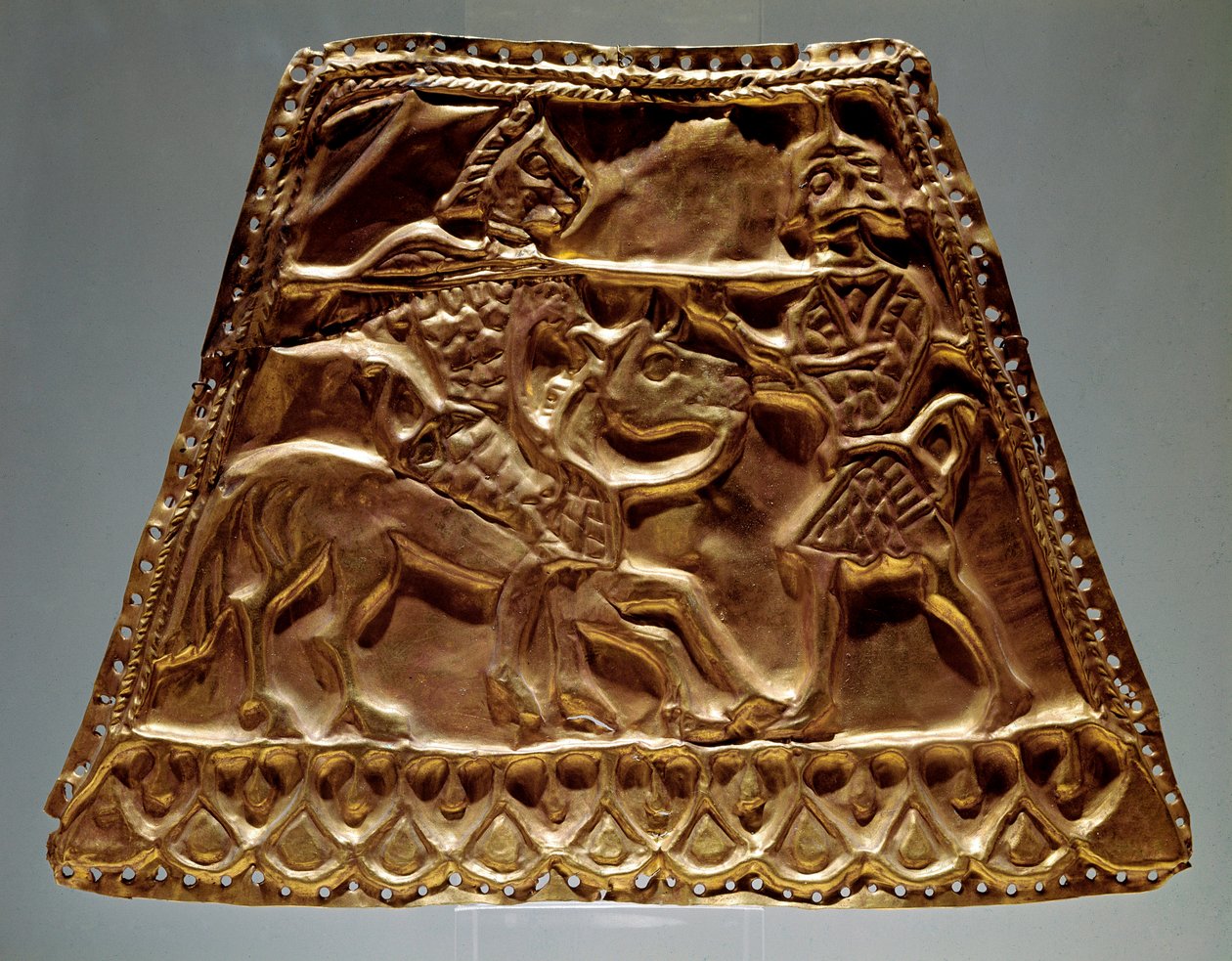 Lençol dourado mostrando um cavaleiro atacando um guerreiro com uma lança (Arte Cítrica, século V-3 a.C.) de Scythian