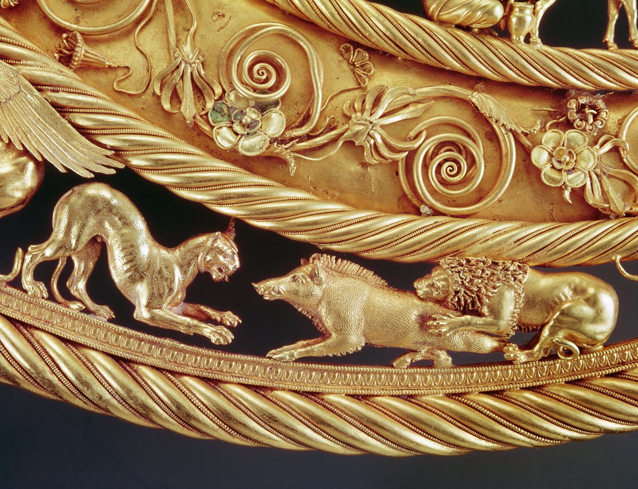 Leão e pantera atacando um javali, pormenor de um peitoral em ouro de Tovsta Mohyla (ouro) de Scythian