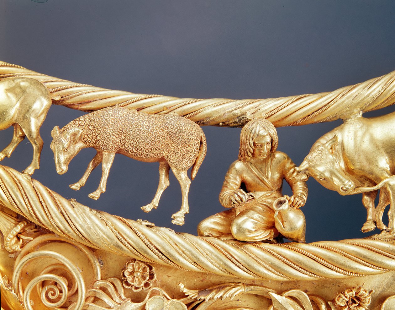 Ordenha de ovelhas, pormenor de um peitoral em ouro de Tovsta Mohyla, cita, século IV a.C. de Scythian