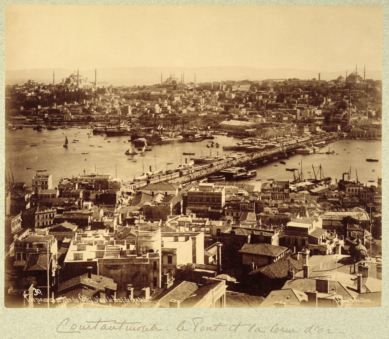 Panorama com vista para Istambul e o rio Bósforo, c.1890 (foto a p/b) de Sebah and Joaillier