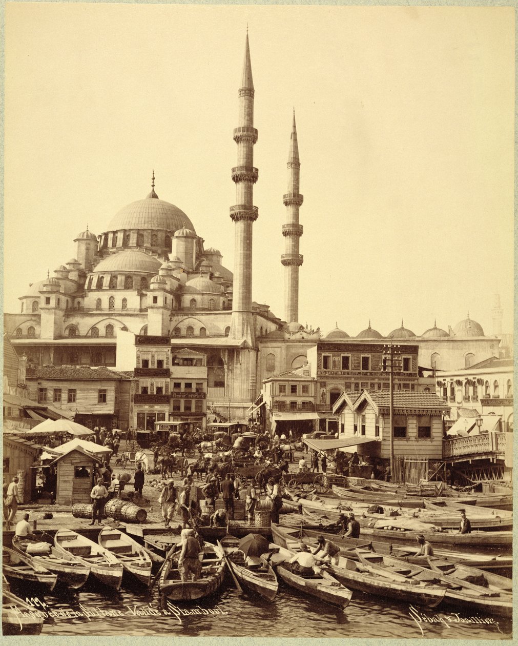 Mesquita Santa Sophia e barcos de pesca na costa do Bósforo, Istambul, c.1890 (foto a p/b) de Sebah and Joaillier
