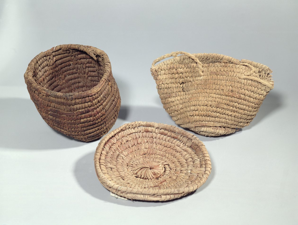 Duas cestas e uma capa (folhas de palmeira) de Second Intermediate Period Egyptian