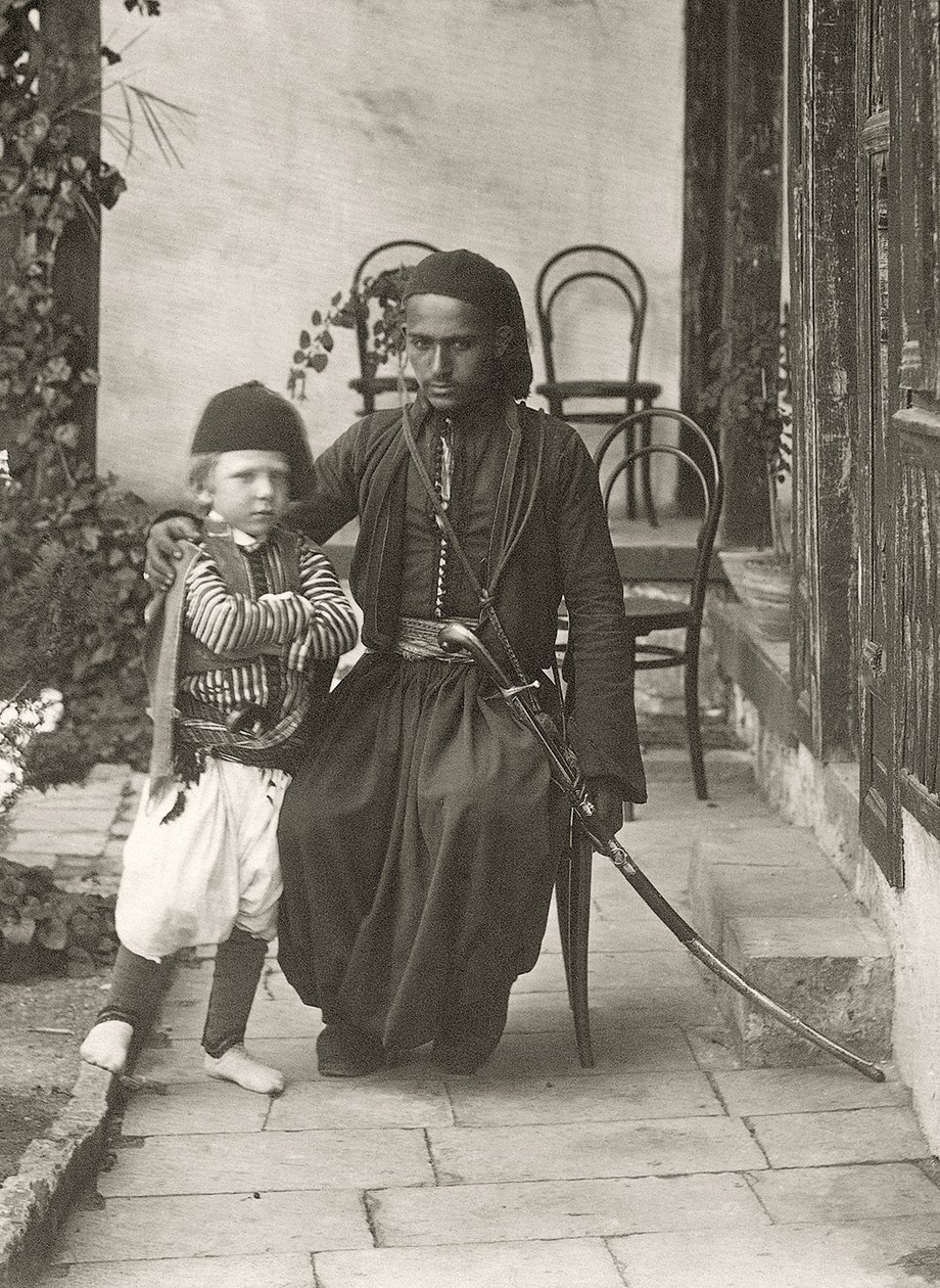 Árabe kawass (guarda otomana) com um menino no jardim de uma casa no distrito da Judéia de Jerusalém, 1867 de Sergeant Henry Phillips