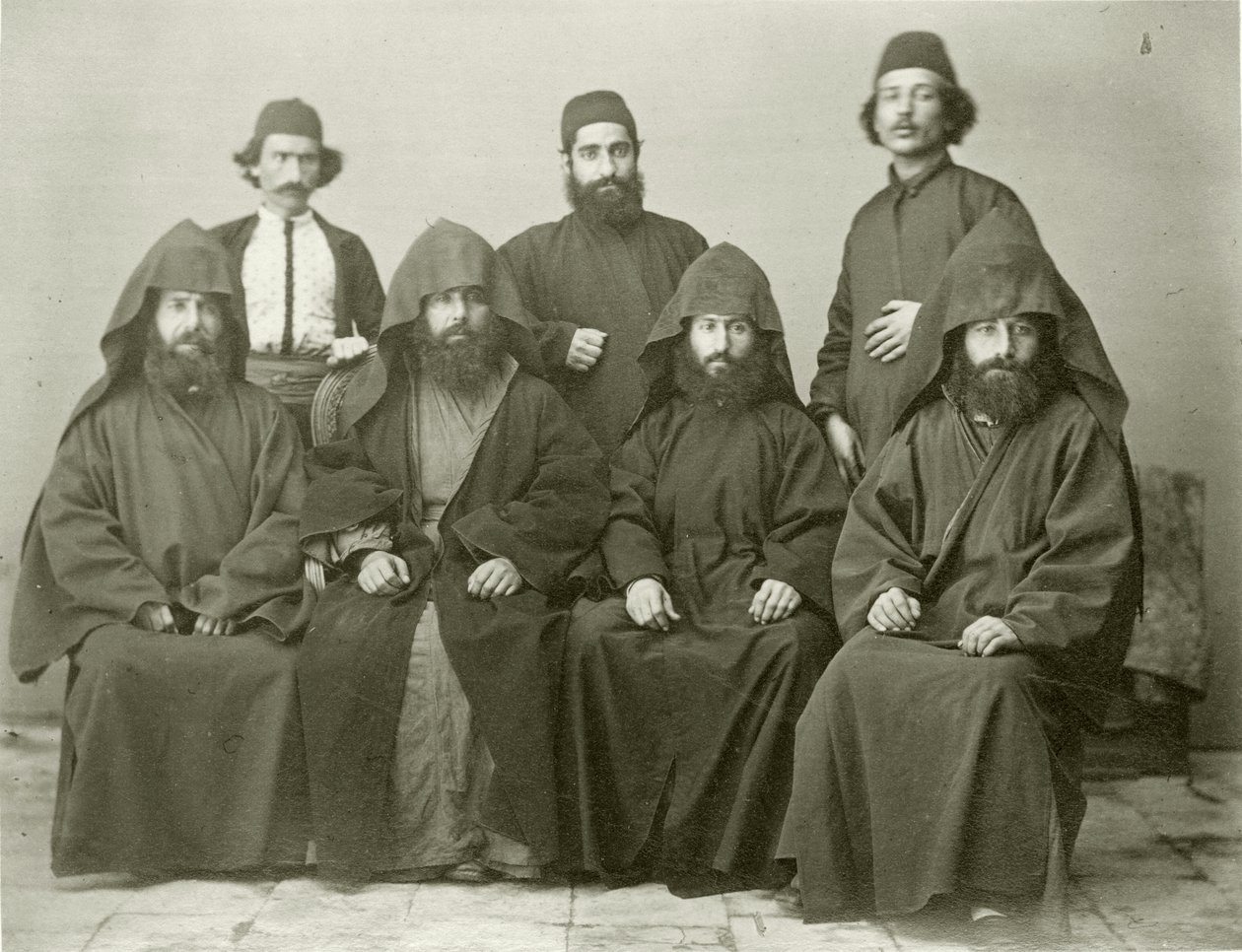 Grupo de 4 sacerdotes armênios e 3 outros no pátio do Mediterranean Hotel, Jerusalém, 1867 de Sergeant Henry Phillips