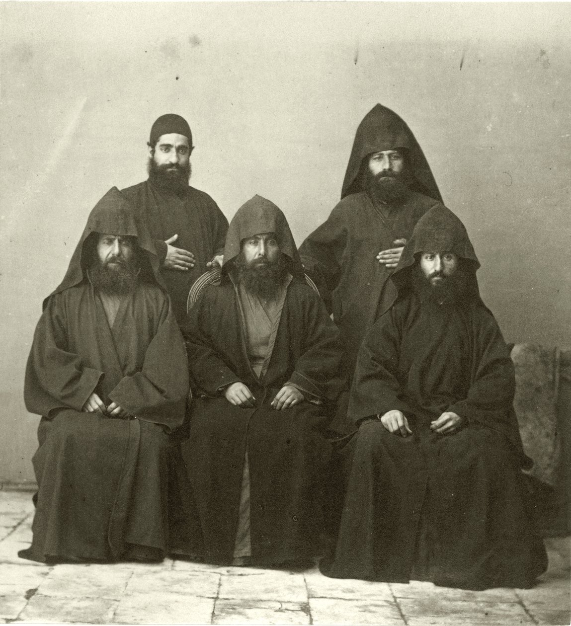 Grupo de 5 sacerdotes armênios no pátio do Hotel Mediterrâneo, Jerusalém, 1867 de Sergeant Henry Phillips