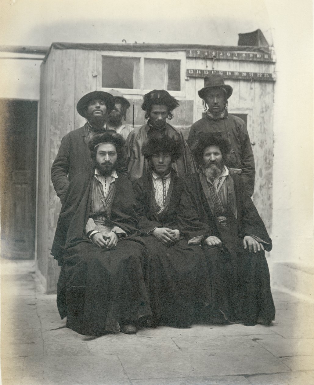Grupo de 7 judeus poloneses no pátio do Hotel Mediterrâneo, Jerusalém, 1867 de Sergeant Henry Phillips