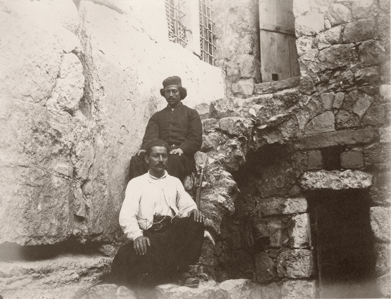 Dois homens, sentando, perto, a, lintel, de, Barclay&39;s, portão, em, a, parede ocidental, de, monte templo, jerusalém, 1866 de Sergeant Henry Phillips