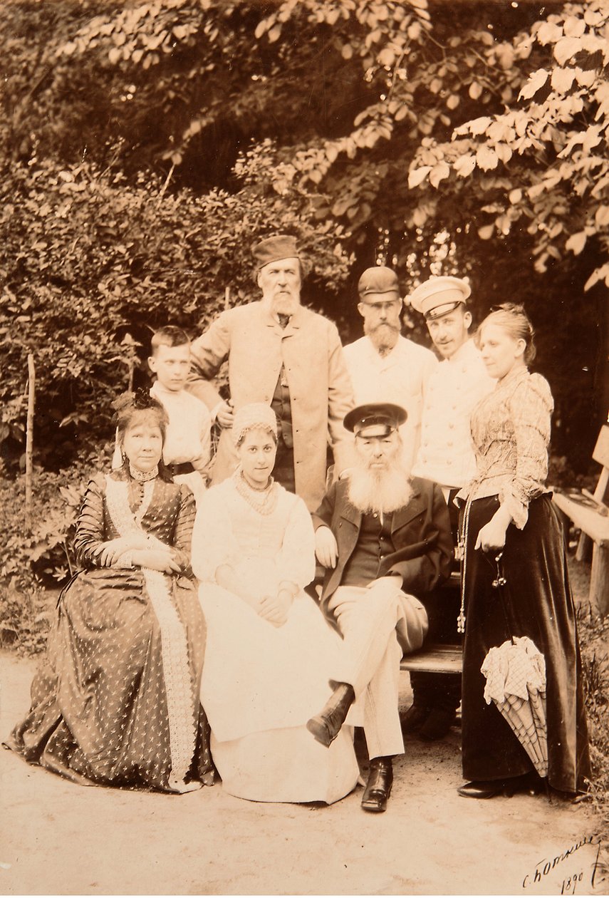 A Família do poeta Yakov Petrovich Polonsky (Iakov Petrovitch Polonski) (1819-1898) visitou o poeta Afanasy Afanasievich Fet (Foeth) (Afanassi Afanassievitch Chenchine) (1820-1892). Foto de Albumina de Sergei Dmitrievich Botkin (1869-1945) de Sergei Dmitrievich Botkin