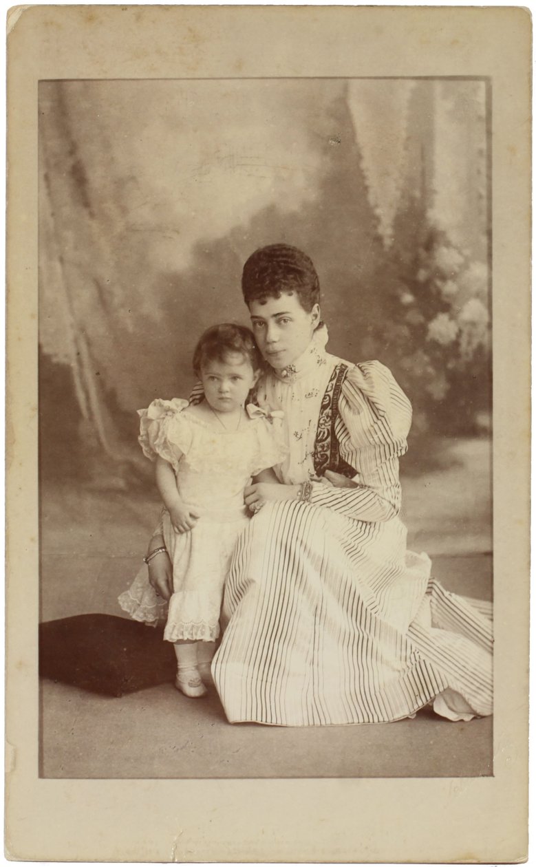 Grã-duquesa Xenia Alexandrovna da Rússia com a filha Irina, c. 1882 de Sergei Lvovich Levitsky
