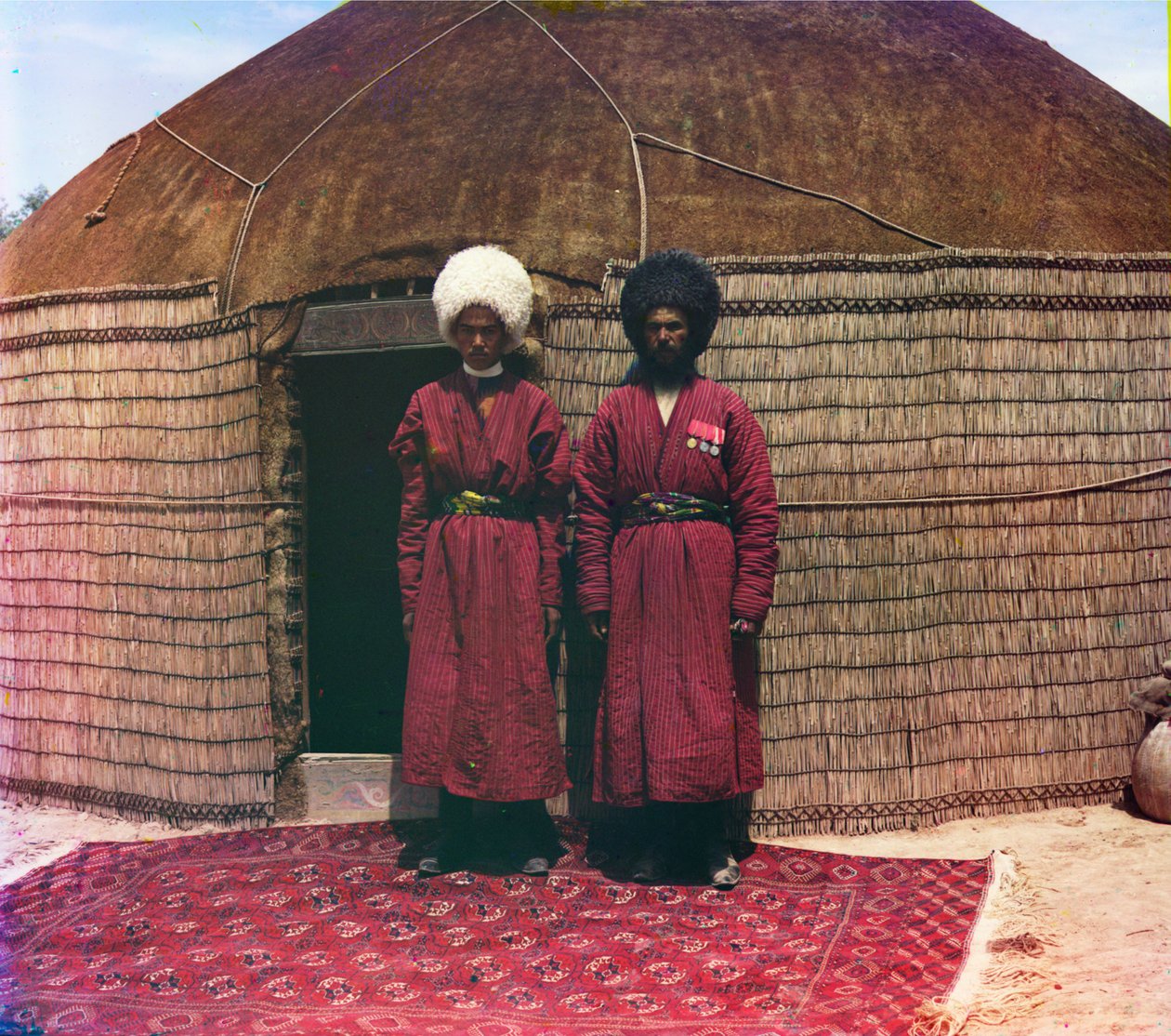Dois homens de pé em um tapete, em frente ao Yurt de Sergei Mikhailovich Prokudin Gorskii