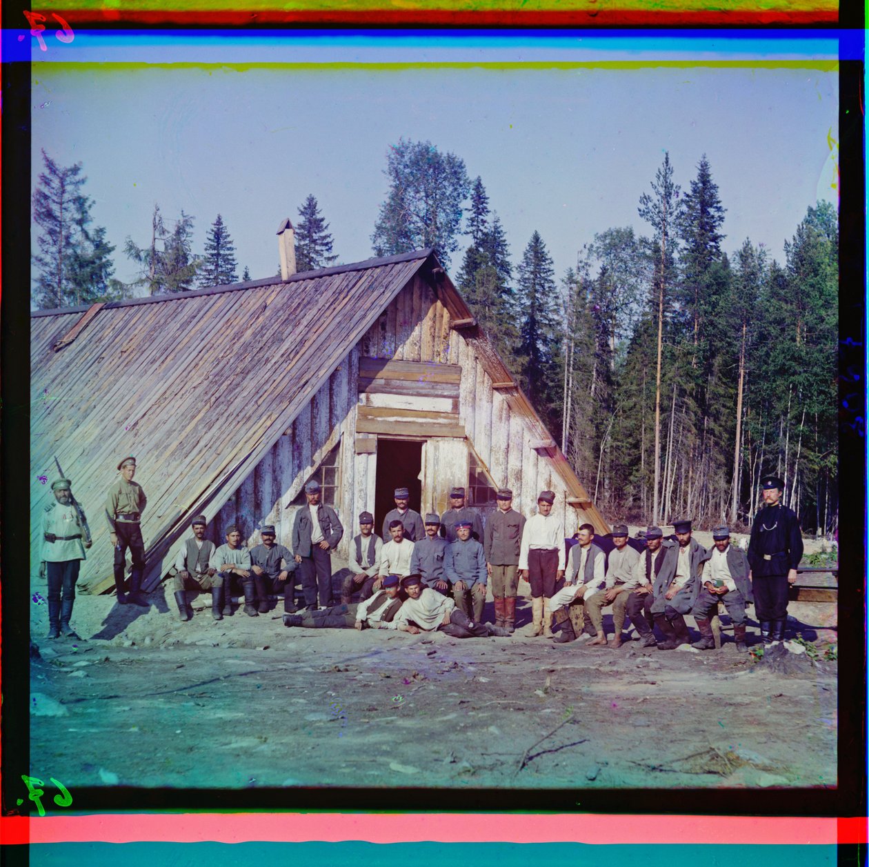 Prisioneiros austríacos de guerra antes do quartel em Carélia após a fracassada ofensiva de inverno, Rússia, 1915 de Sergey Prokudin Gorsky