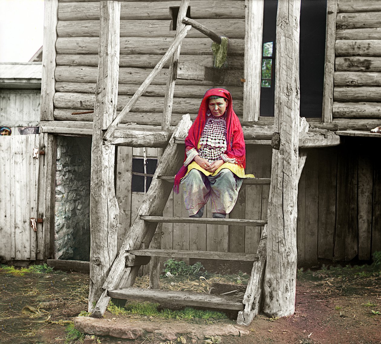 Bashkir mulher em um traje folclórico sentado nas escadas de sua casa de madeira, montanhas de Ural, Império Russo, 1910 de Sergey Prokudin Gorsky