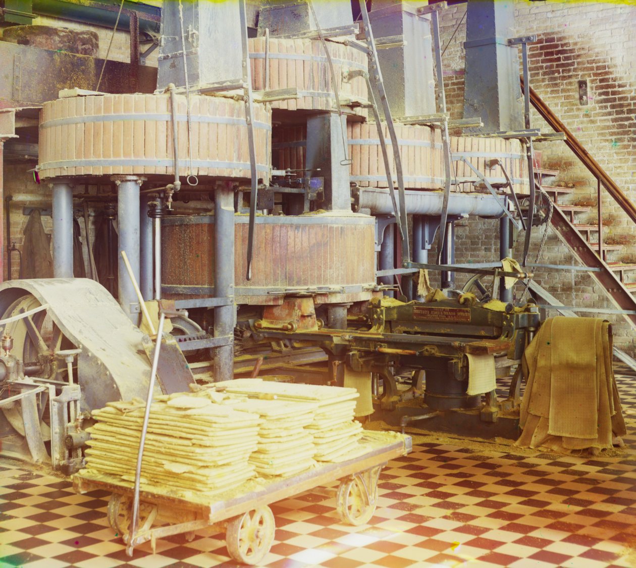 Interior de fábrica têxtil de algodão, provavelmente em Tashkent, 1905-1915 de Sergey Prokudin Gorsky
