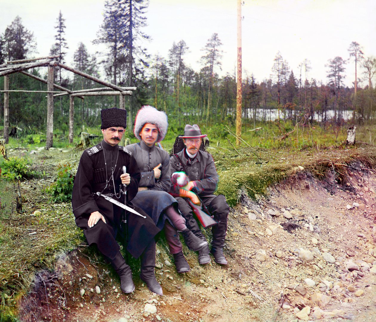 O fotógrafo Sergey Mikhailovich Prokudin-Gorsky e dois homens em vestido Cossak, Murmansk Railway, Império Russo 1915 de Sergey Prokudin Gorsky