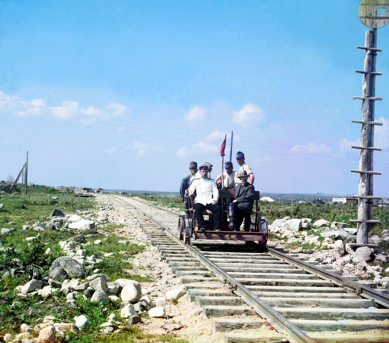 O fotógrafo Sergey Prokudin-Gorsky, um oficial e quatro trabalhadores ferroviários que viajam em um vagão ferroviário nos arredores de Petrozavodsk na ferrovia Murmansk, Império Russo, 1915 de Sergey Prokudin Gorsky