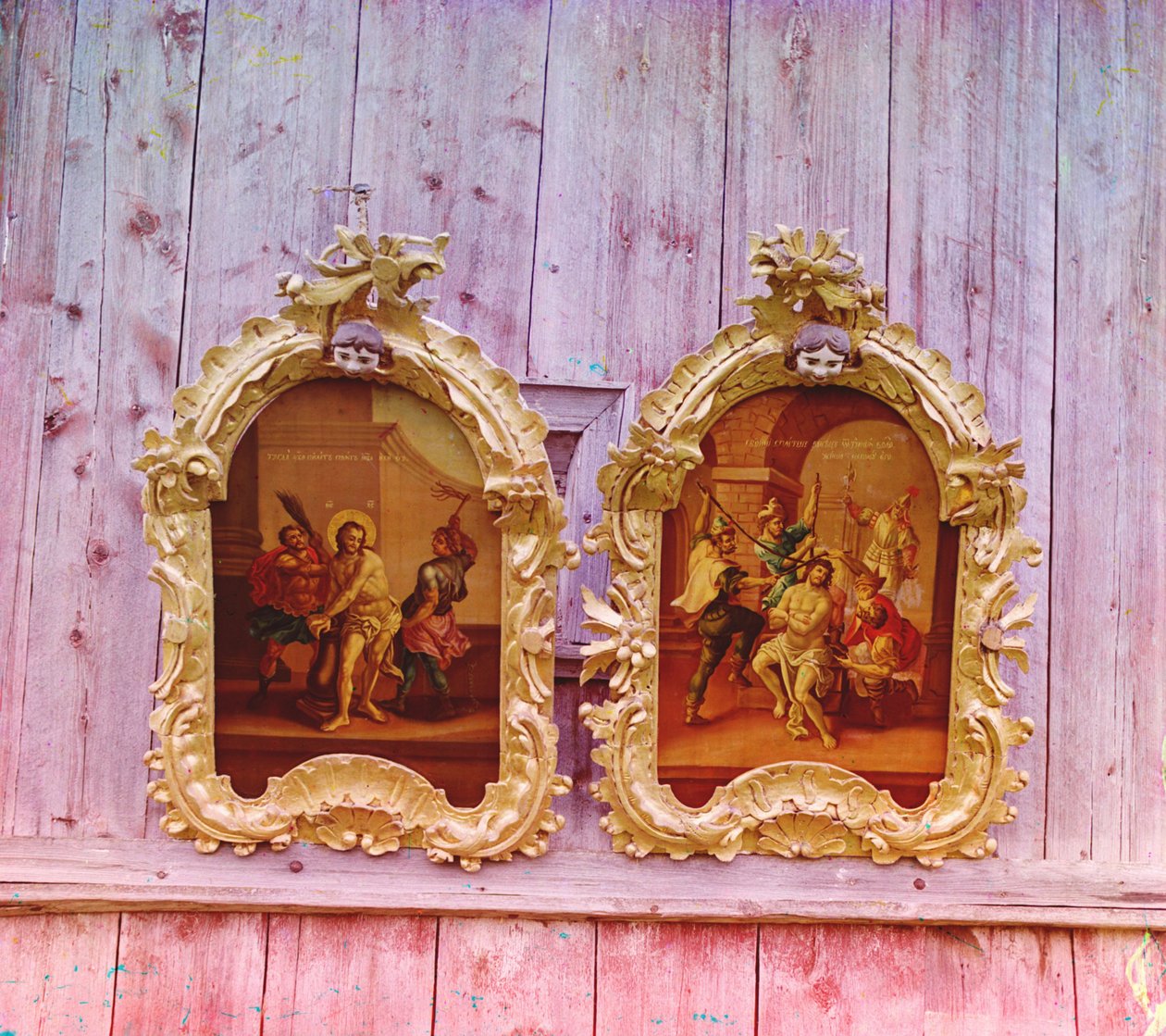 Dois ícones na Igreja de madeira do Profeta Elias em Belozersk, 1905-1915 de Sergey Prokudin Gorsky