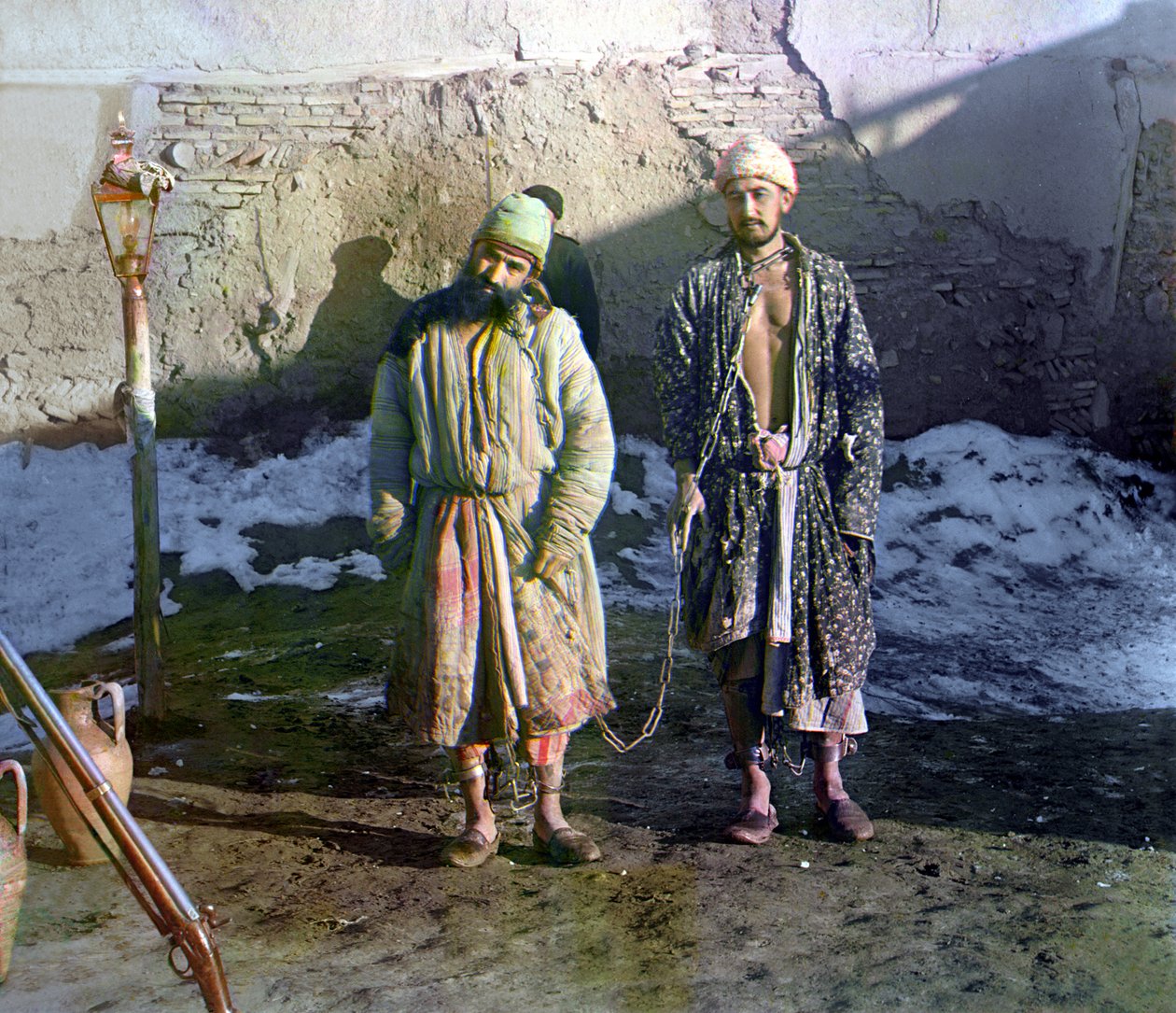 Dois prisioneiros algemados e um guarda atrás deles, o Império Russo, entre 1905 e 1915 de Sergey Prokudin Gorsky