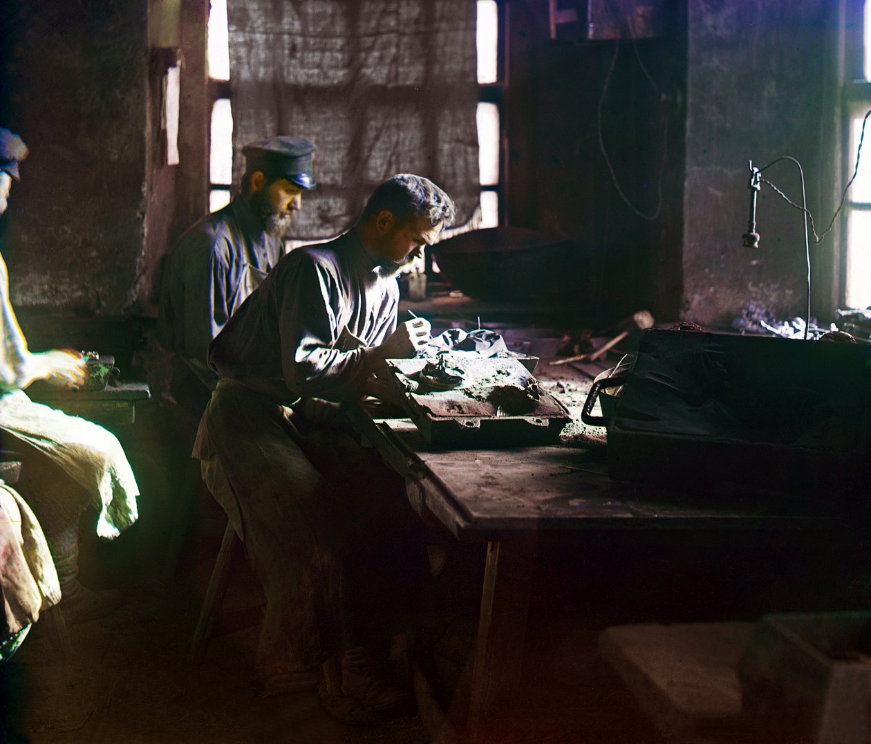 Trabalhadores, moldando, um, artisticos, lançando, em, a, Kasli, ferro, trabalhos, montanhas urais, império russo, 1910 de Sergey Prokudin Gorsky