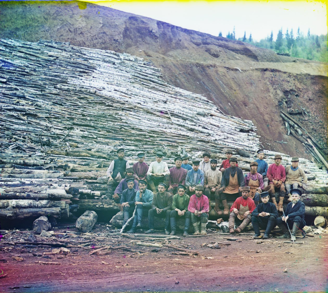 Trabalhadores preparam toras para a fundição de minério de ferro, 1905-1915 de Sergey Prokudin Gorsky