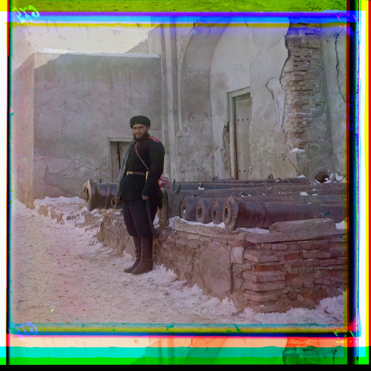 Um soldado russo fica de guarda em um palácio ao lado de velhos canhões em Bukhara, 1915 de Sergey Prokudin Gorsky