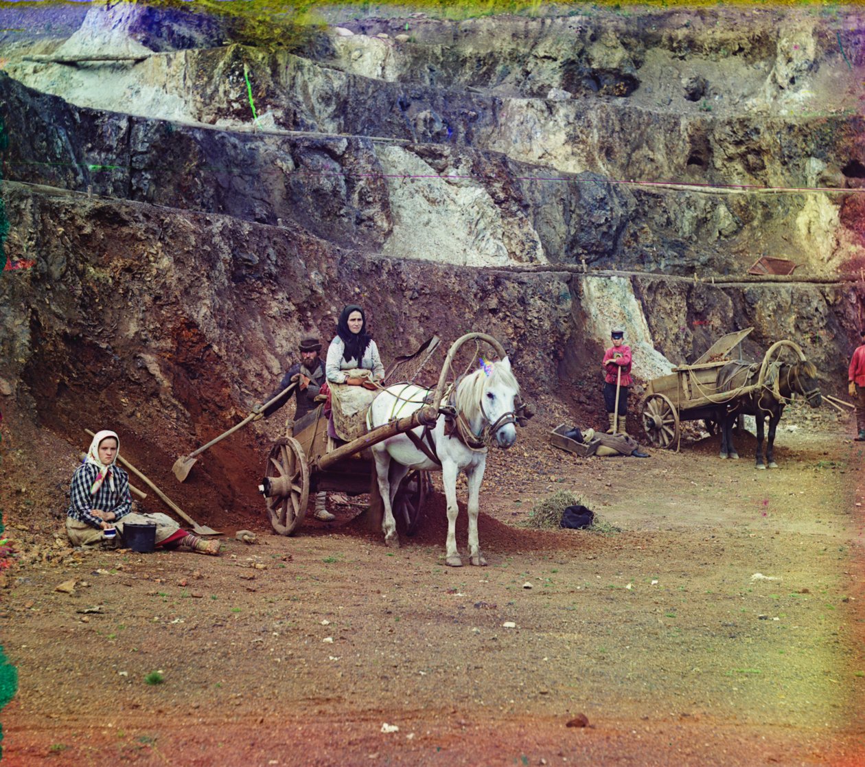 Uma família, com pás e carroças puxadas por cavalos, trabalhando nas minas de ferro nas colinas de Bakaly, 1905-1915 de Sergey Prokudin Gorsky