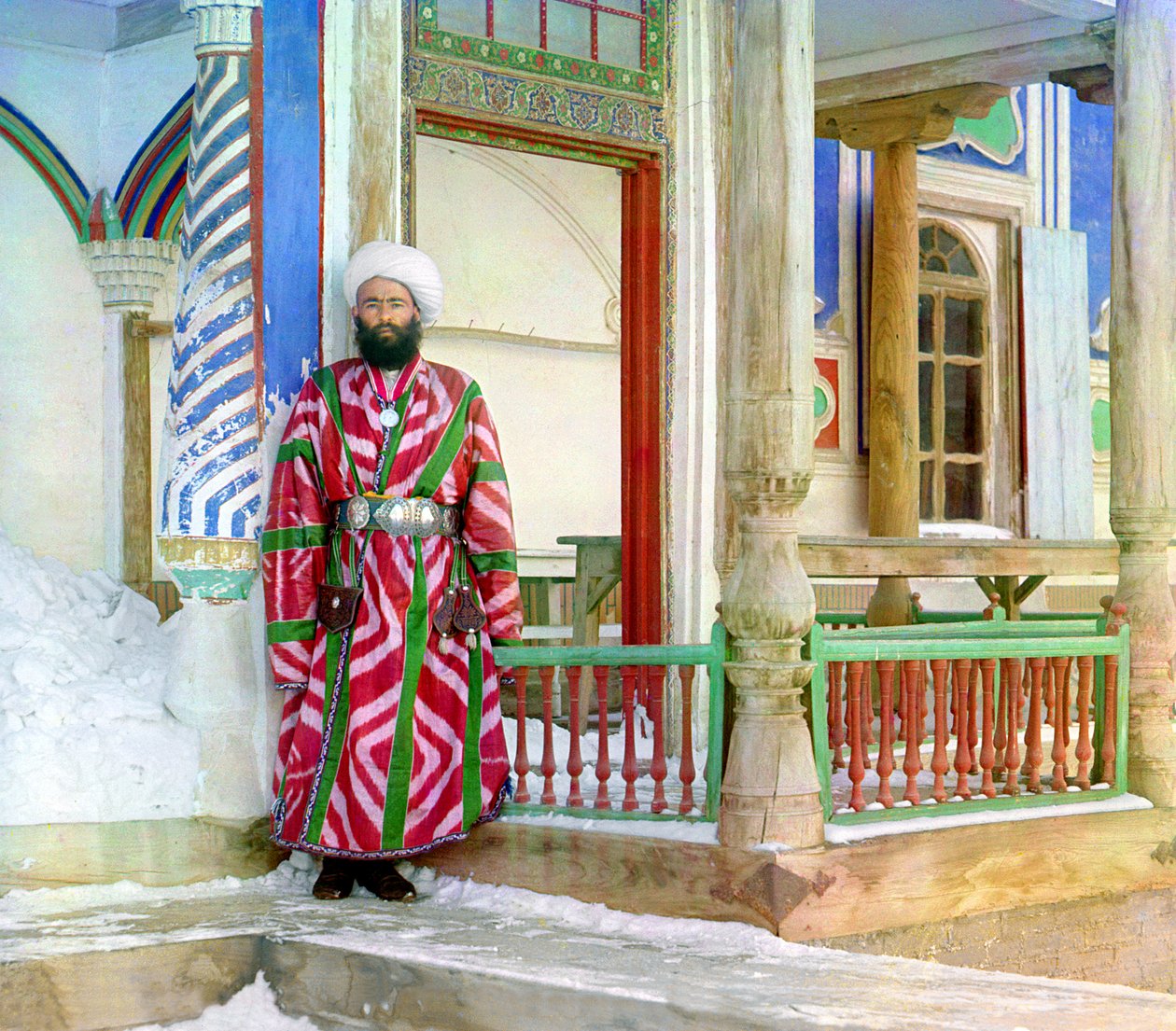 Bukhara burocrata em frente a um edifício, o Império Russo, entre 1905-15 de Sergey Prokudin Gorsky