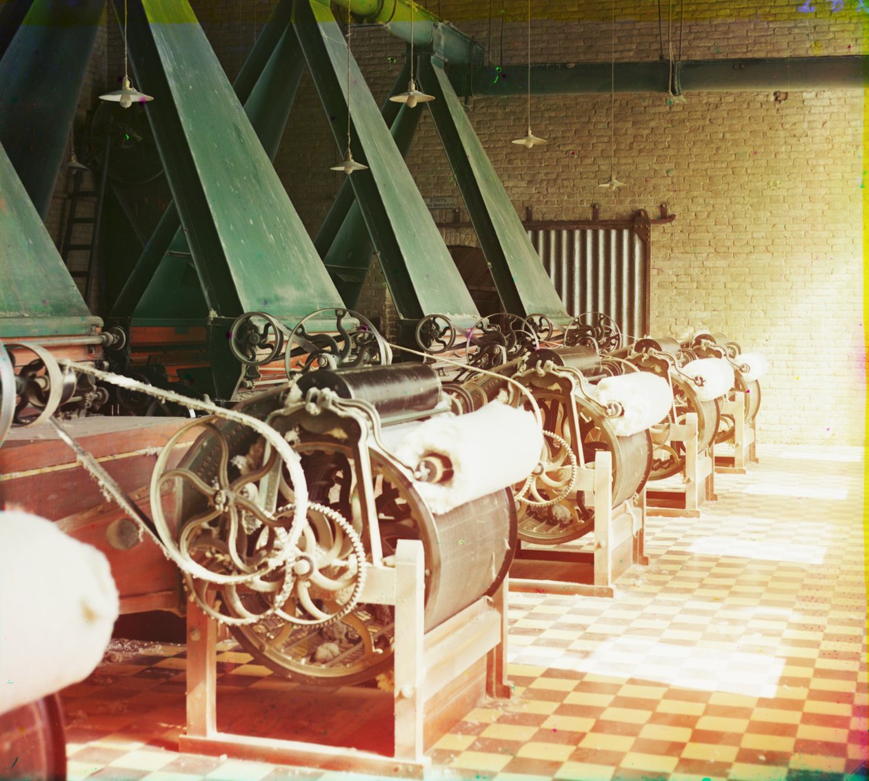Interior de fábrica têxtil de algodão com máquinas de produção de fio de algodão, provavelmente em Tashkent, 1905-1915 de Sergey Prokudin Gorsky