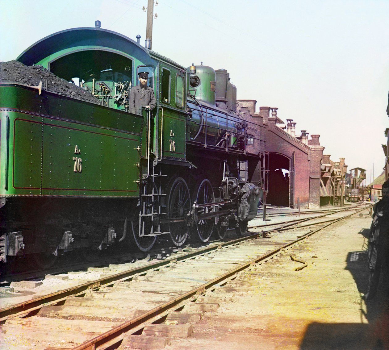 Locomotiva e carro de carvão em um pátio da ferrovia, Império Russo, entre 1905 e 1915 de Sergey Prokudin Gorsky