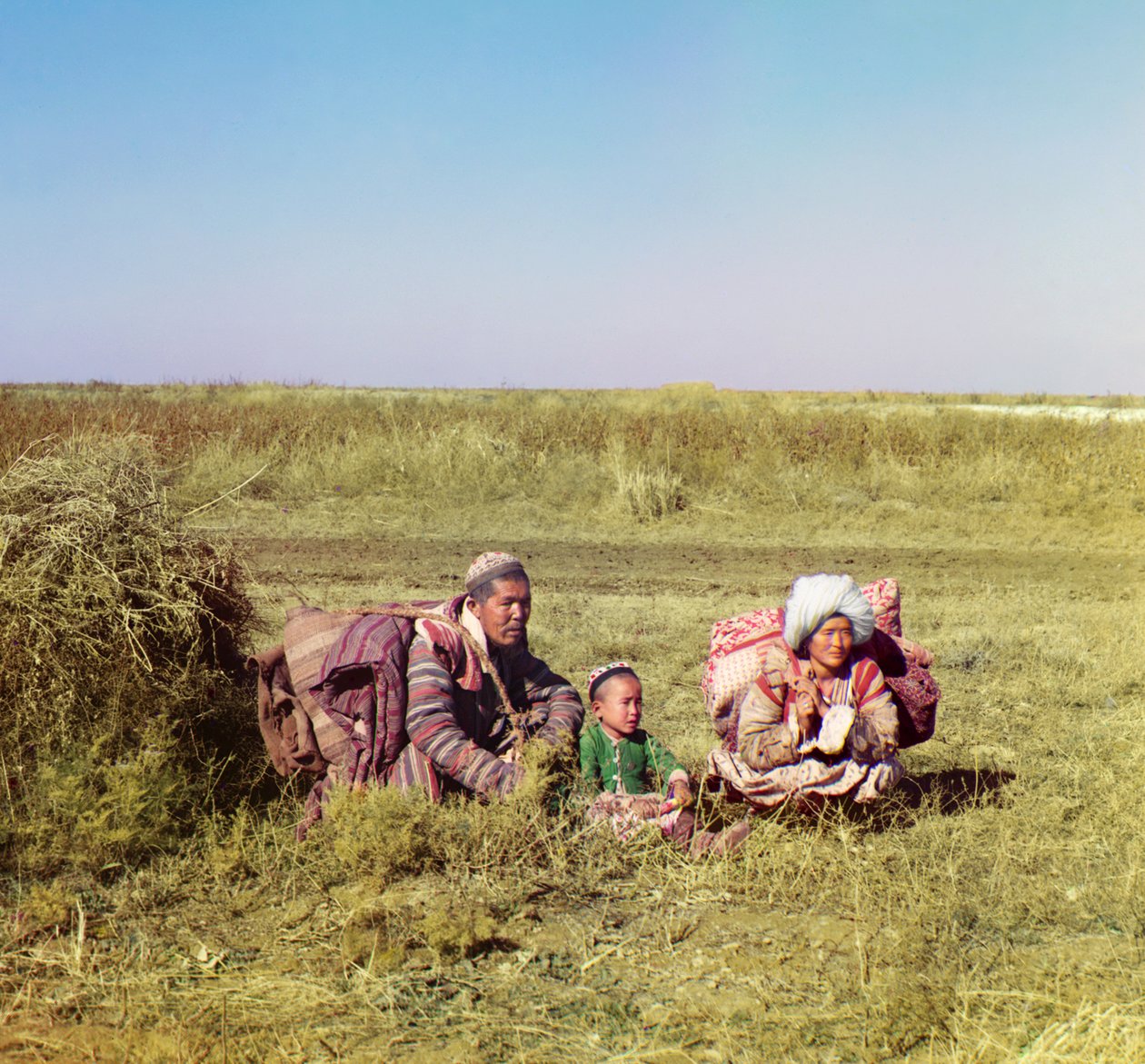 Quirguiz nômade: um homem, uma mulher e uma criança na Estepe Golodnaia, Império Russo, entre 1905 e 1915 de Sergey Prokudin Gorsky