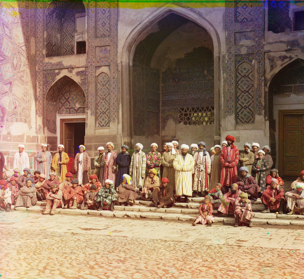Nos degraus da mesquita em Samarkand, 1905-1915 de Sergey Prokudin Gorsky