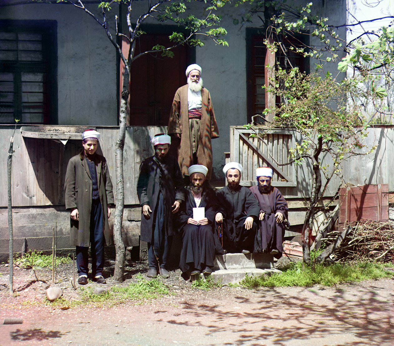 Seis homens na frente de uma casa, área do Cáucaso e do Mar Negro, Império Russo, entre 1905 e 1915 de Sergey Prokudin Gorsky