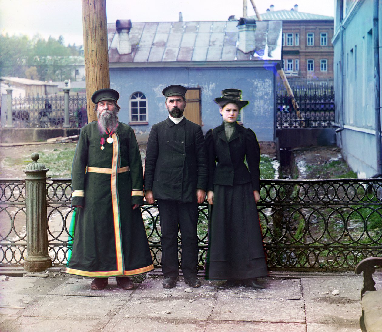 Três gerações: AP Kalganov com o filho e a neta posaram ao ar livre na fábrica de armas de Zlatoust; os dois últimos trabalhos nas lojas da fábrica, Império Russo, 1910 de Sergey Prokudin Gorsky