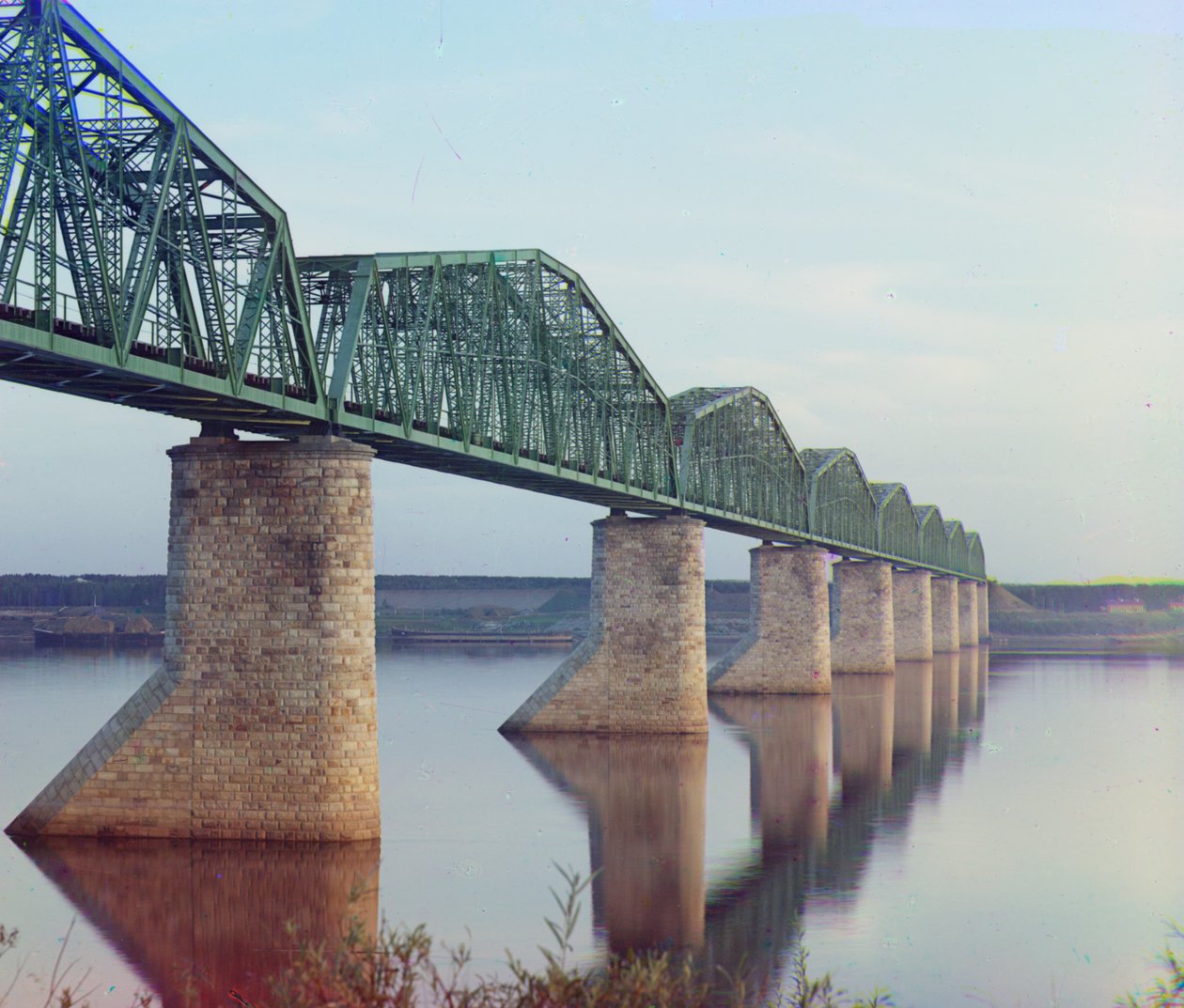 Trans-Siberian Railway ponte de treliça de metal em pilares de pedra, sobre o rio Kama perto de Perm nos Montes Urais, 1905-1915 de Sergey Prokudin Gorsky