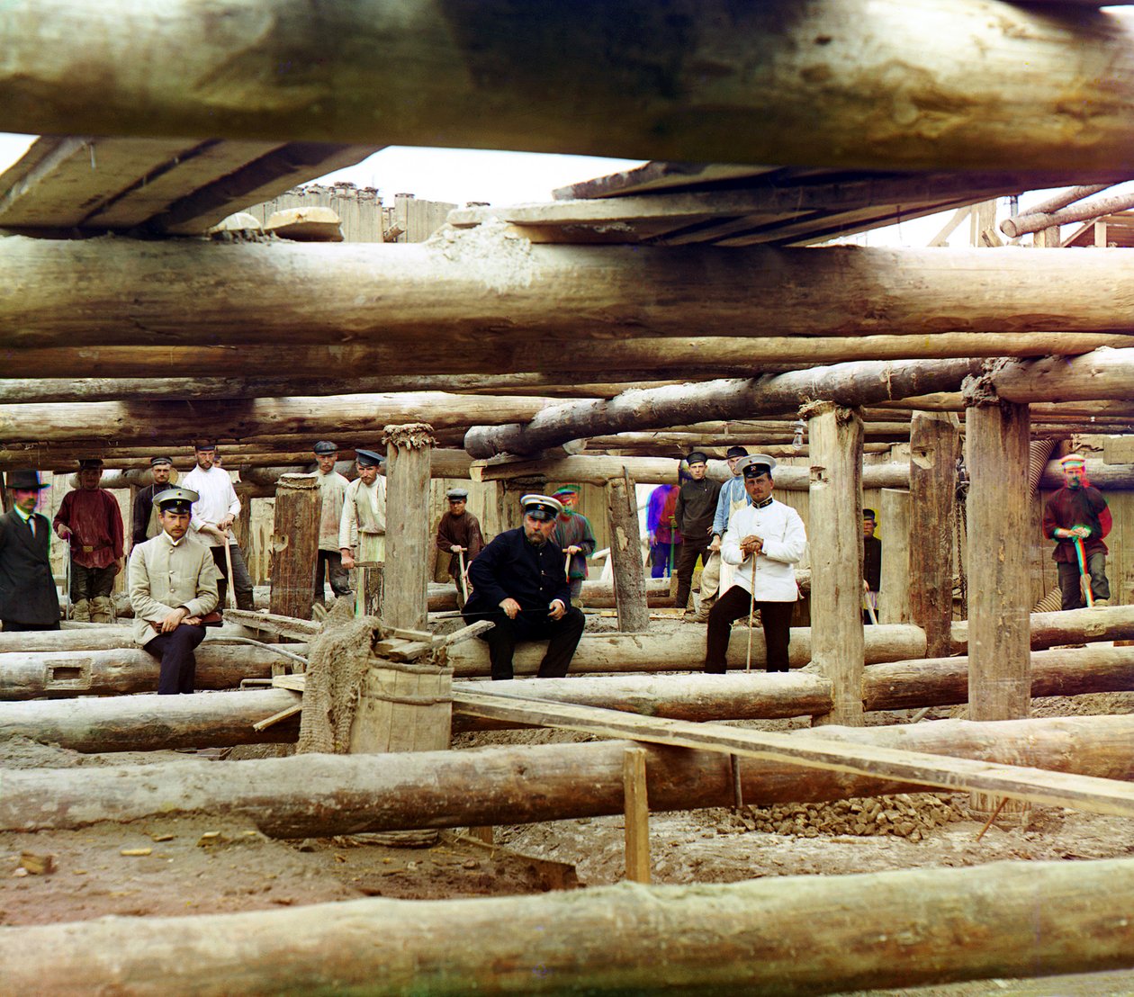 Trabalhadores, e, supervisores, posar, para, fotografia, entre, preparativos, para, despejar, cimento, para, sluice, represa, fundação, através, a, rio oka, perto, Beloomut, império russo, 1912 de Sergey Prokudin Gorsky