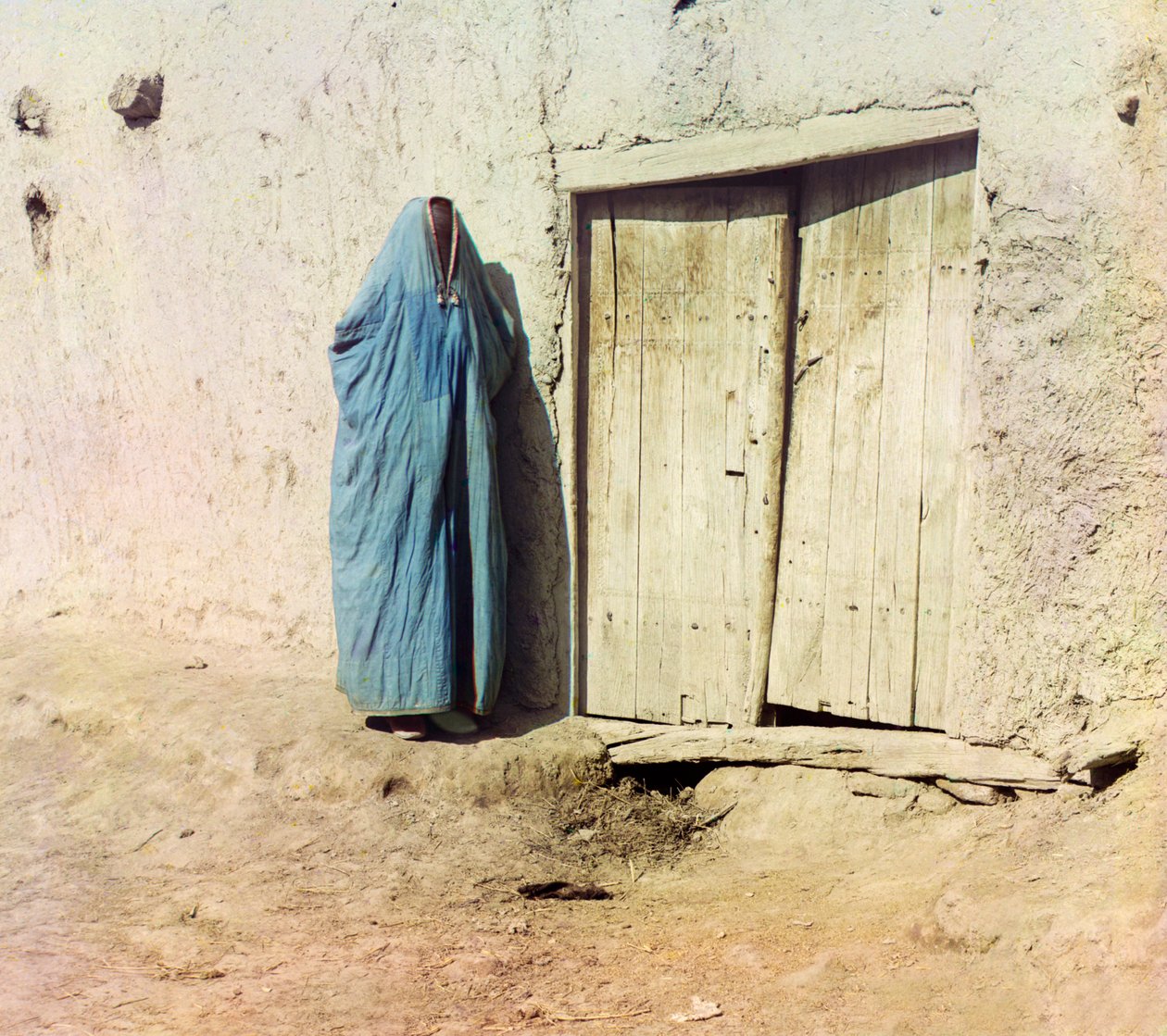 Uma mulher uzbeque ou tadjique vestindo uma burca, c.1910 (foto colorida) de Sergey Prokudin Gorsky