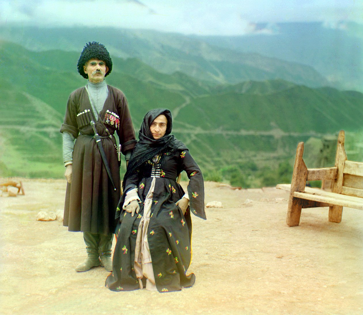 Tipos daguestânicos - um homem com medalhas e um punhal e uma mulher de vestido preto, Império Russo, entre 1905 e 1915 de Sergey Prokudin Gorsky