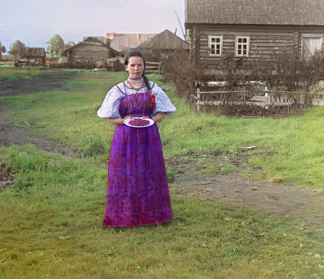 Menina, com, morangos, ligado, um, prato, império russo, de, &39;Views, ao longo, a, Mariinskii, canal, e, rio, system&39;, 1909 de Sergey Prokudin Gorsky