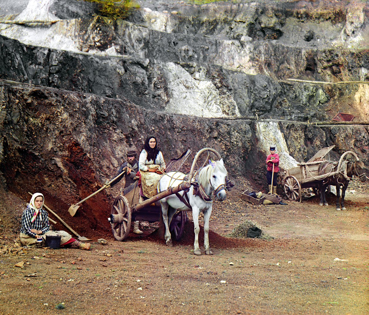 Trabalhe na mina de Bakalskii: uma família, com pás e carroças puxadas por cavalos, trabalhando nas minas de ferro nas colinas de Bakaly, Montanhas Urais, Império Russo, 1910 de Sergey Prokudin Gorsky