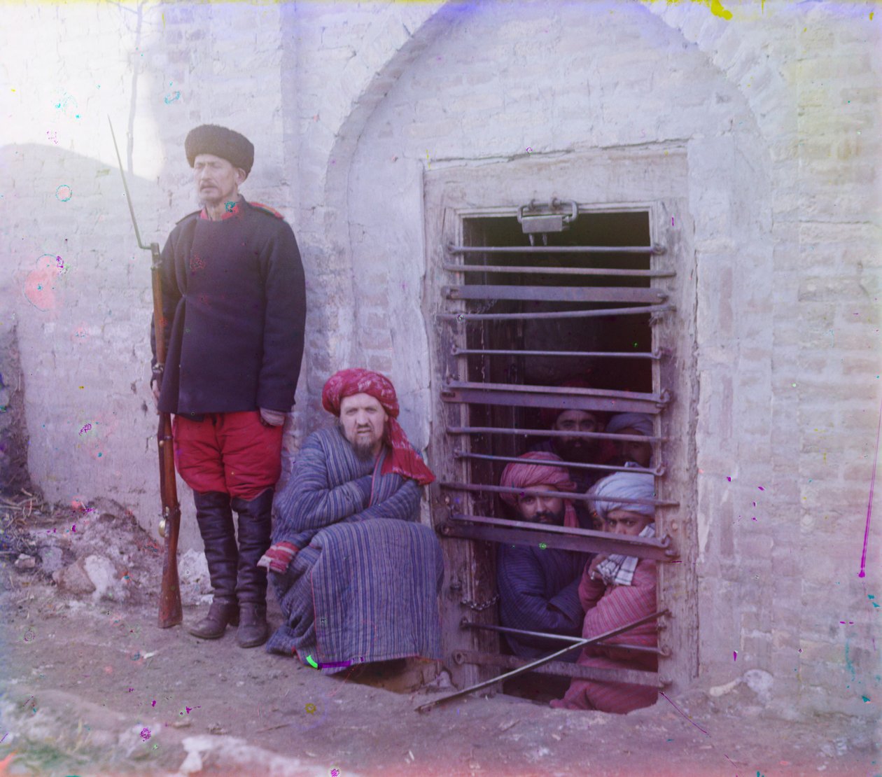 Zindan (tradicional fosso prisional da Ásia Central) com guarda uniformizada, provavelmente Bukhara de Sergey Prokudin Gorsky