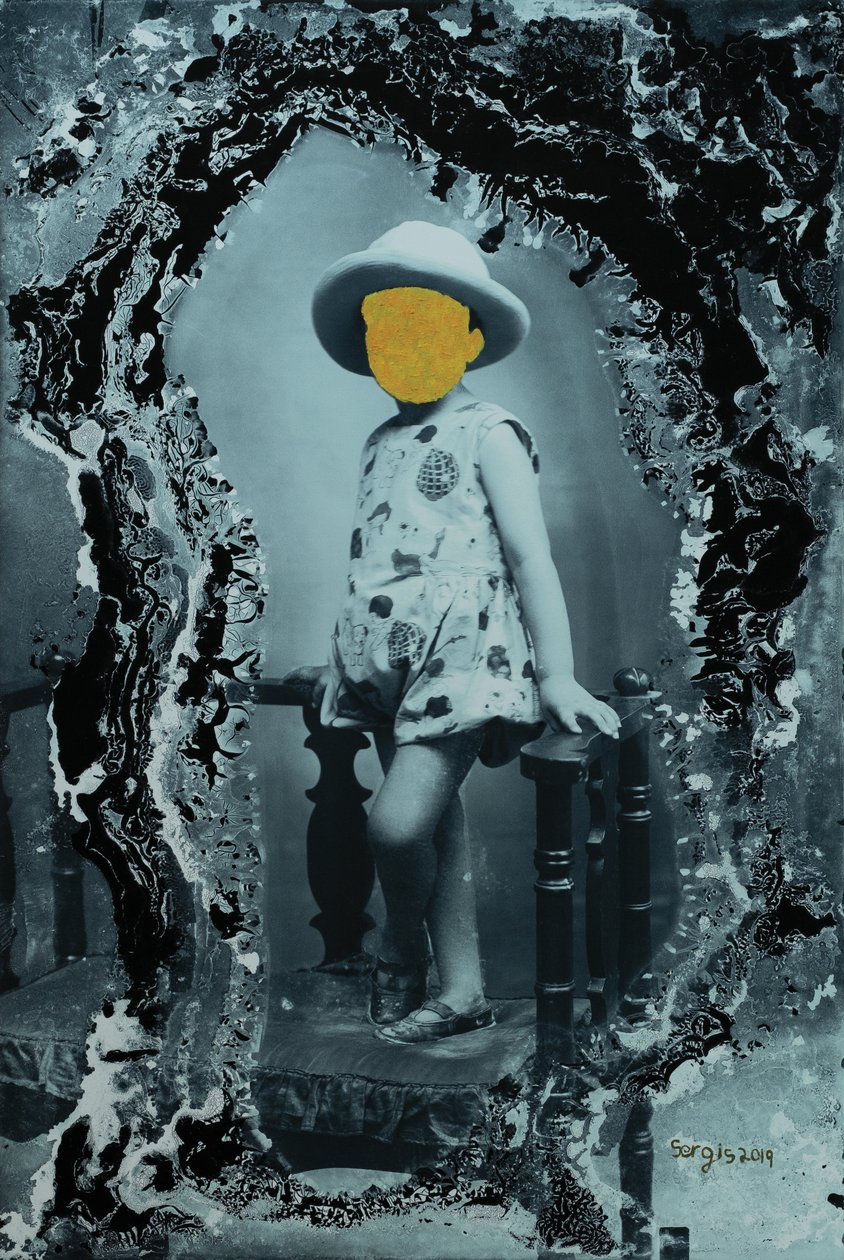 rapariga jovem a posar sozinha, 2019 (técnica mista) de Sergis Adamos