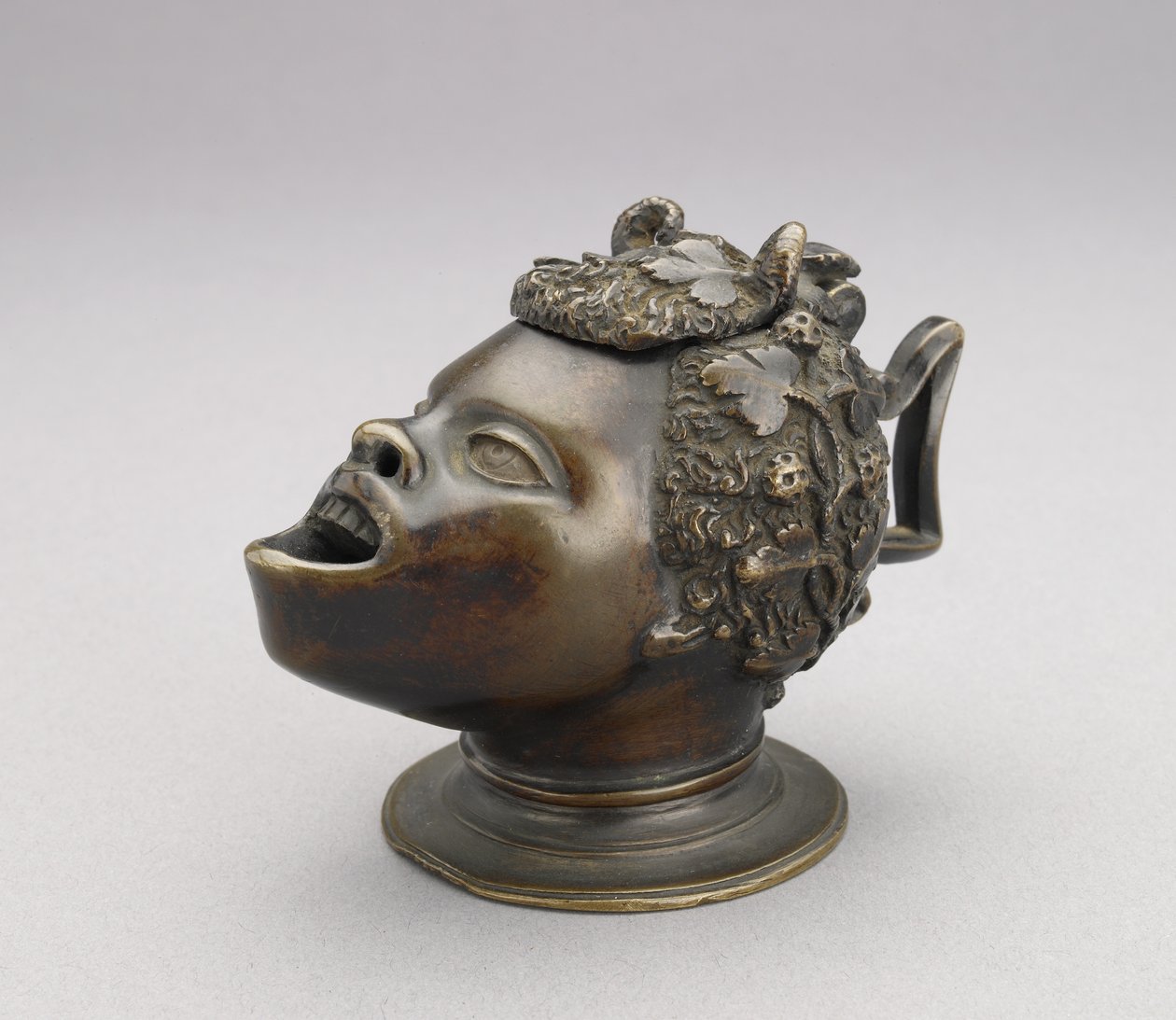 Lâmpada ou tinteiro na forma da cabeça de um menino africano; tampa articulada e alça angular, c. 1510-30 bronze de Severo da Ravenna