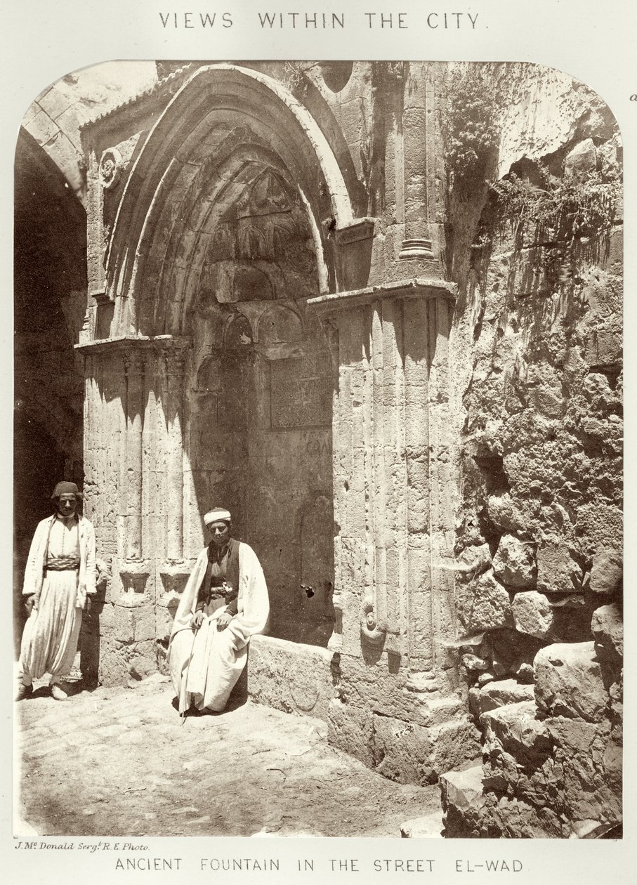 Vistas da cidade: Fonte antiga na rua El-Wad, c.1864-65 de Sgt. James M. McDonald
