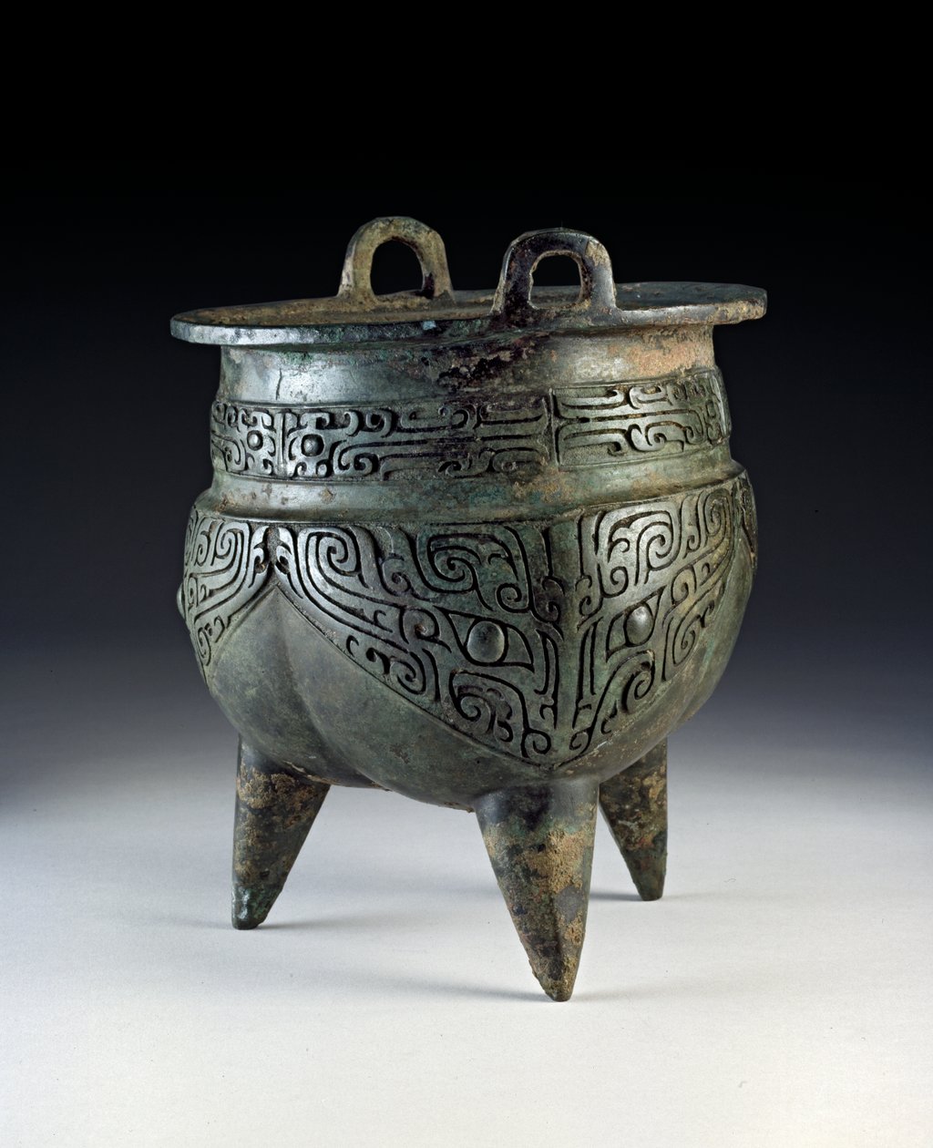 Li embarcação, com o desenho do taotie, período Erligang, Shang Dynasty, c.1500-1050 BC (bronze) de Shang Dynasty Chinese School