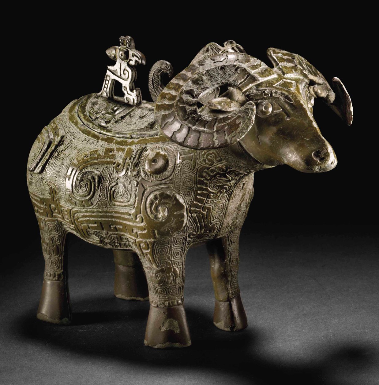 Recipiente de vinho em forma de carneiro ritual, Gong (bronze) de Shang Dynasty Chinese School