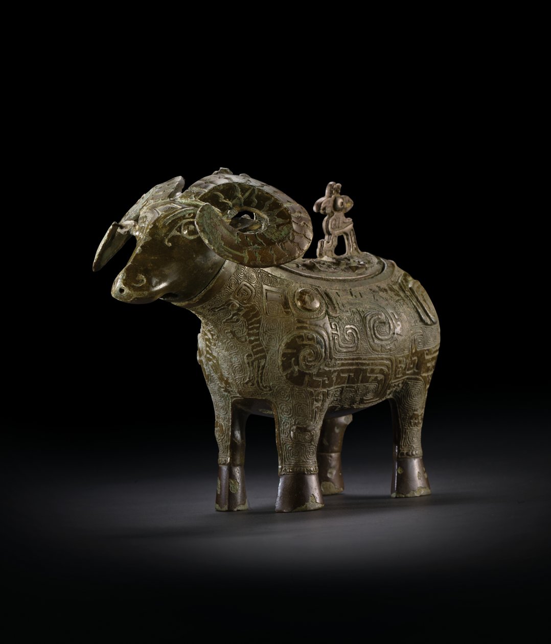 Recipiente de vinho em forma de carneiro ritual, Gong (bronze) de Shang Dynasty Chinese School