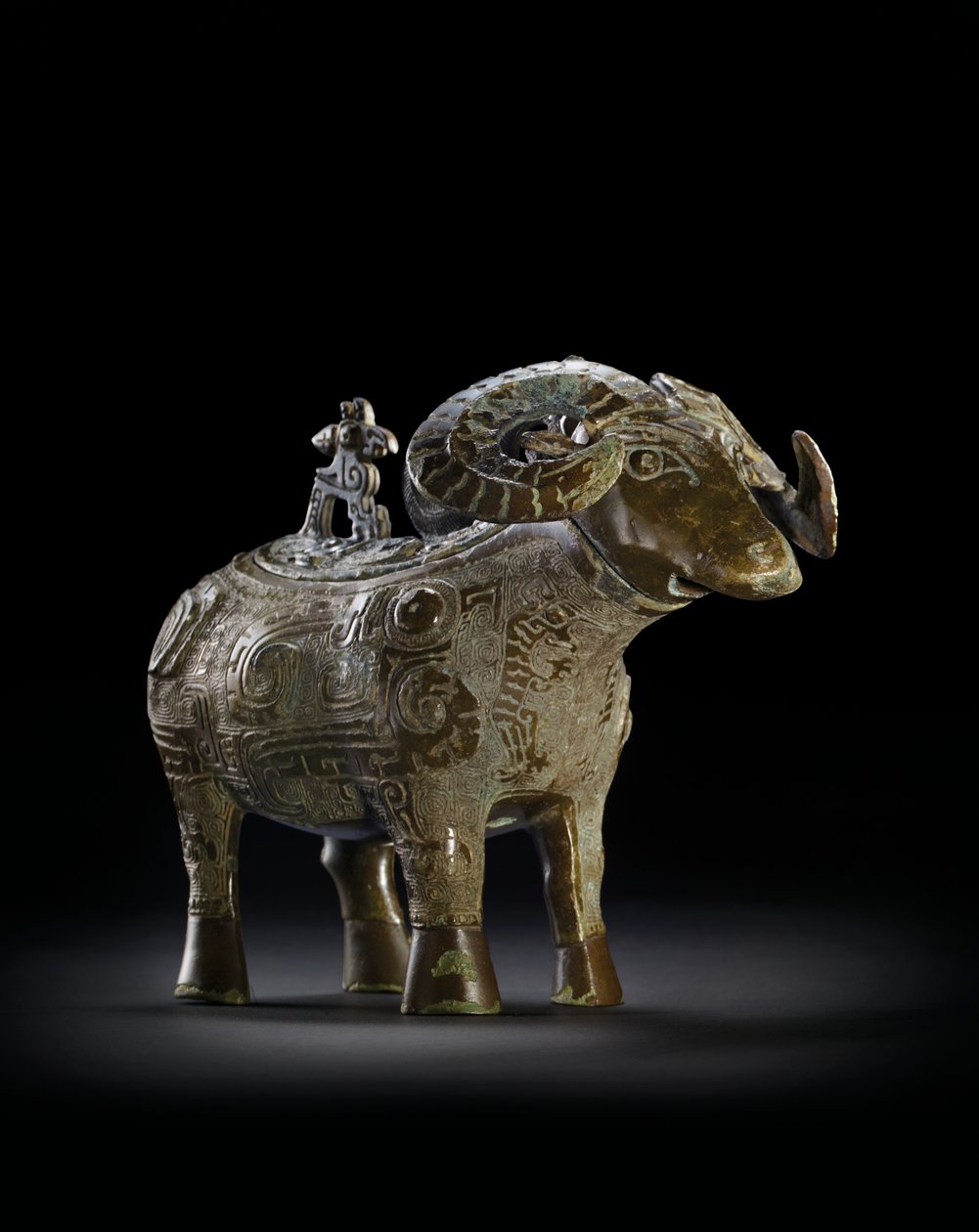 Recipiente de vinho em forma de carneiro ritual, Gong (bronze) de Shang Dynasty Chinese School