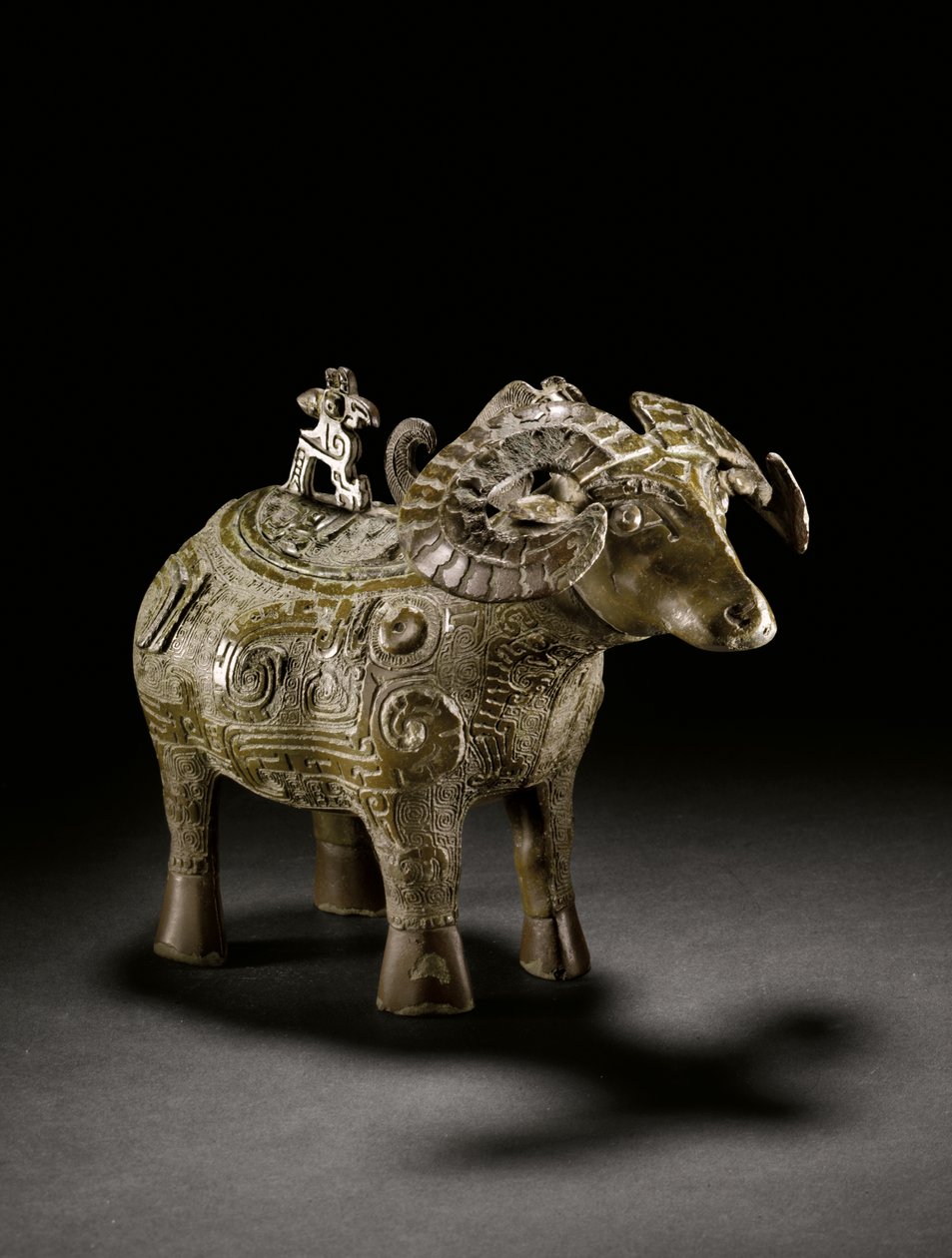 Recipiente de vinho em forma de carneiro ritual, Gong, final da Dinastia Shang (bronze) (ver também 3618914) de Shang Dynasty Chinese School