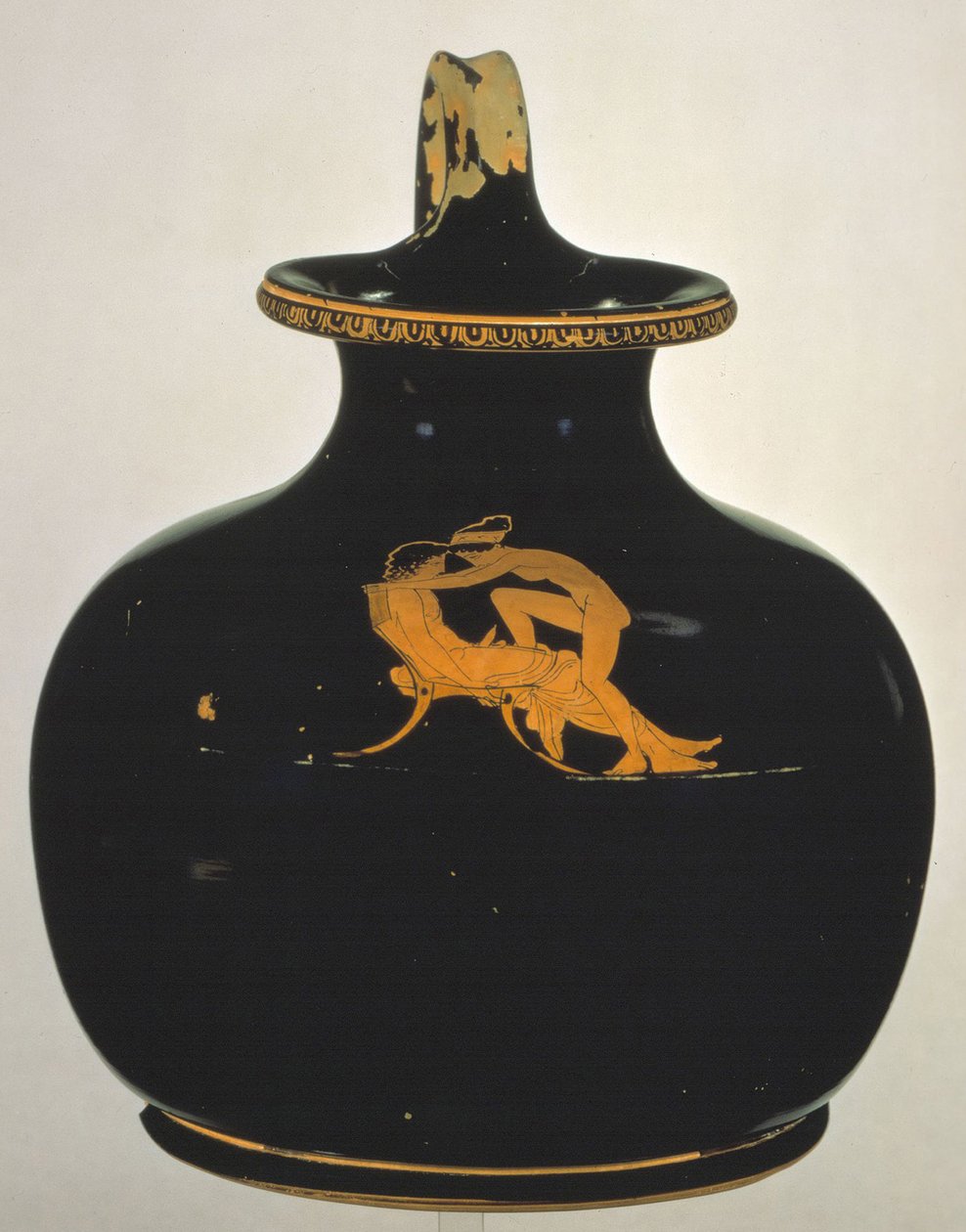 Oinochoe. Menina nua fazendo amor subindo em um colo de meninos, ca 430 aC de Shuvalov Painter