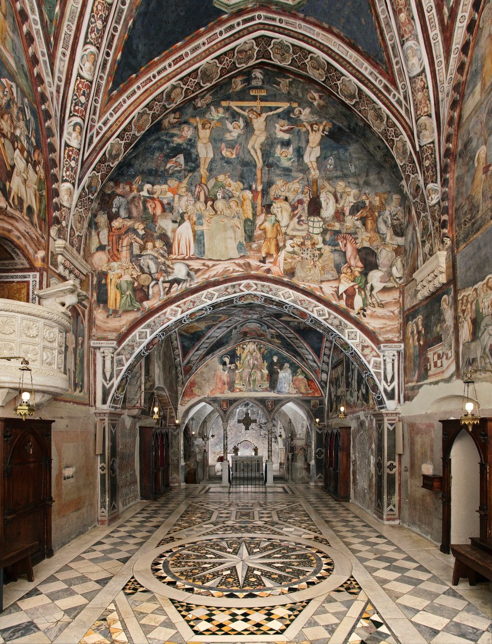 Vista da capela superior coberta com frescos da escola de Siena (século XIV) Mosteiro de S. Benedetto (Sacro Speco), Subiaco (Roma), Itália de Sienese School