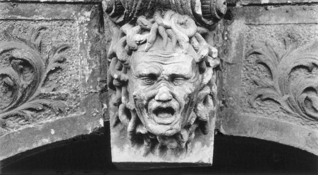 Cabeça esculpida, Schloss Hainewalde, Sachsen, Alemanha de Simon Marsden